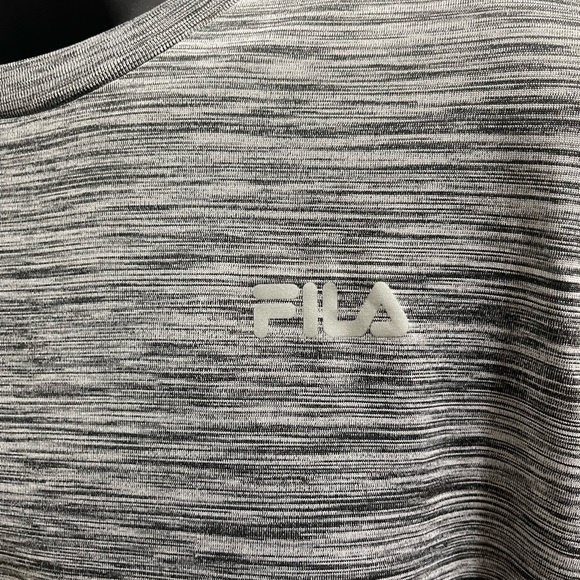 NWT Men’s Size X-Large Fila Short Sleeve Quick Dry Logo Print Tee In Grey - Picture 4 of 9